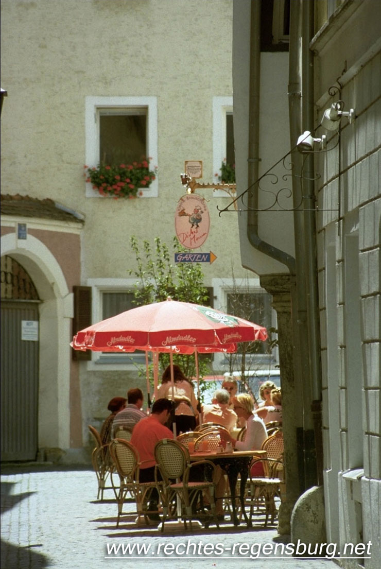 almdudler sonnenschirm bei restaurant dicker mann in regensburg