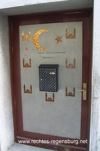 Türkisch-Islamische Gemeinschaft in Regensburg e.V. Moschee Minarett Halbmond 